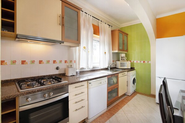 Refrigerador, microondas, horno, placa de cocina