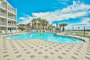 Pool - Maravilla 3br/2ba~Updated!~Sleeps 8~Free Beach Service! Top-Floor! (Mirarmar Beach)