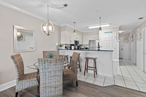 Dining - Maravilla 3br/2ba~Updated!~Sleeps 8~Free Beach Service! Top-Floor! (Mirarmar Beach)