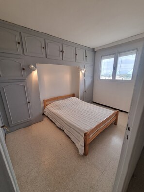 2 slaapkamers, een strijkplank/strijkijzer