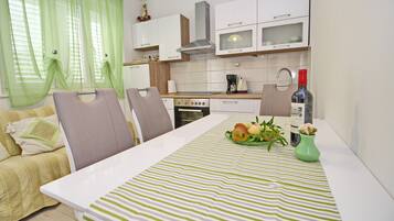 Ferienhaus (Four Bedroom House with Private Pool) | Esszimmer