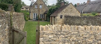 Quiet Cowfair Cottage In Central Cotswolds With Lovely Garden