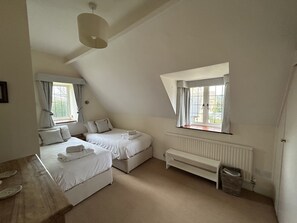 2 habitaciones, escritorio y tabla de planchar con plancha