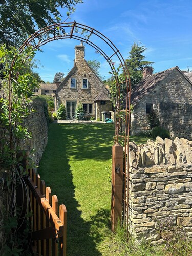 Quiet Cowfair Cottage In Central Cotswolds With Lovely Garden