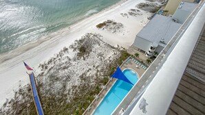 Un hôtel situé en bord de mer, doté d’une piscine, d’un drapeau et offrant une vue sur l’océan.