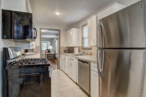 House, Multiple Bedrooms | Private kitchen | Fridge, oven, stovetop, coffee/tea maker - Pier Heaven 6031abc 9 Bedroom Home by RedAwning (Rockport)