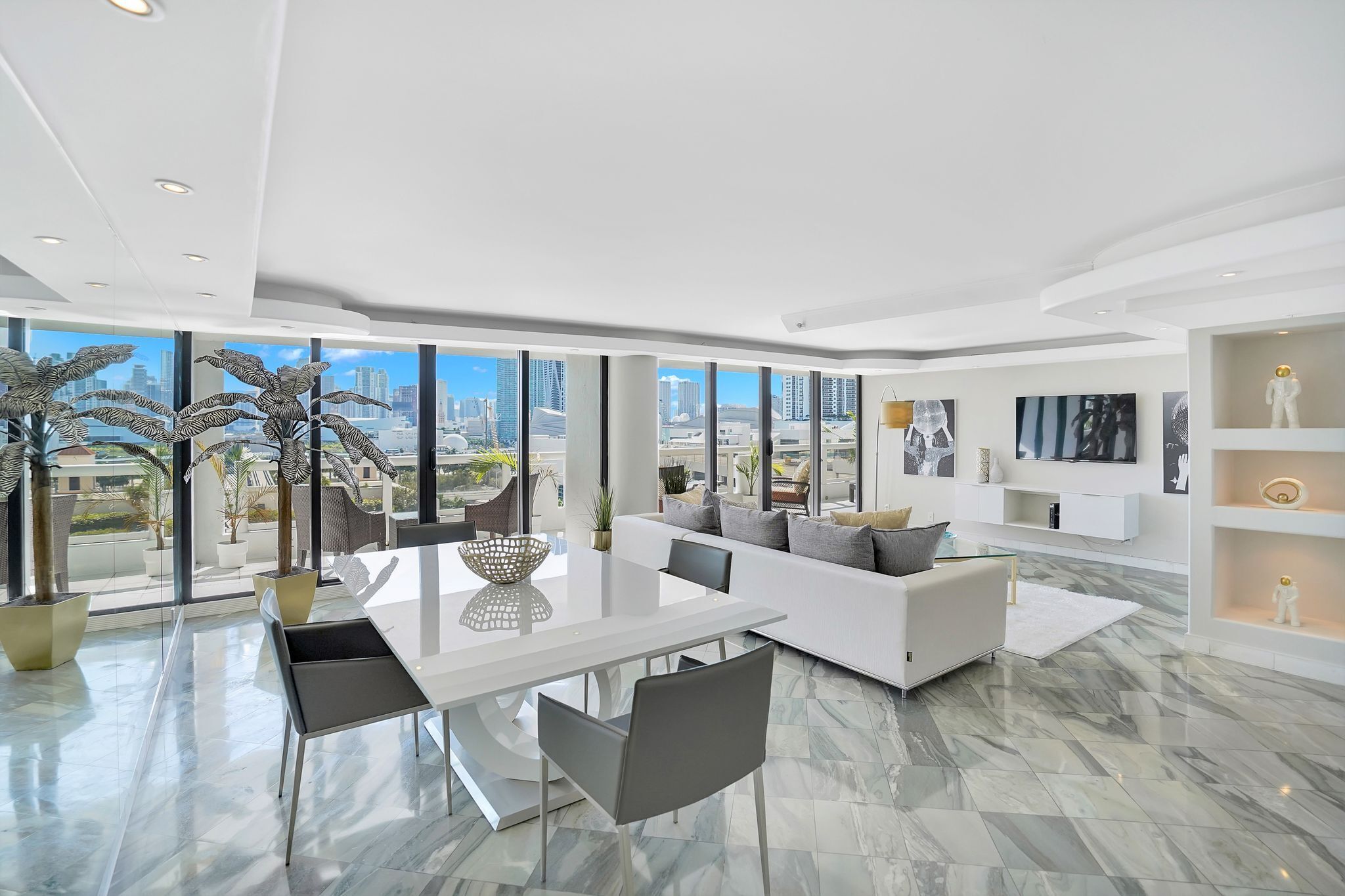 Sea Forever! 2 Bedroom Condo, Water and Miami Skyline Views!