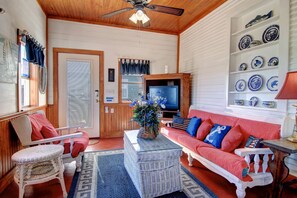 Cottage, 1 slaapkamer | Woonkamer | Een televisie