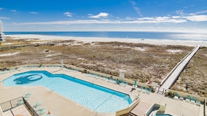 Zona de piscina con vistas a la playa y al océano.
