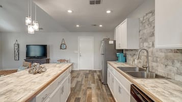 Småhus, 2 soverom | Eget kjøkken | Kjøleskap, ovn, kokeplater og kaffetrakter/tekoker