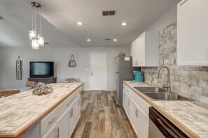 Mökki, 2 makuuhuonetta | Yksityinen keittiö | Jääkaappi, uuni, liesi, kahvin-/teenkeitin