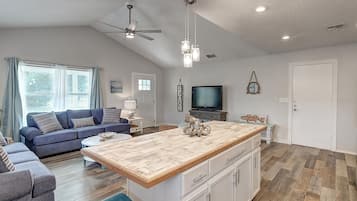 Småhus, 2 soverom | Oppholdsrom | Smart-TV