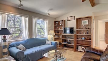 House, 4 Bedrooms | Living room | Smart TV