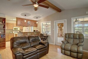 Huis, 4 slaapkamers | Woonkamer | Een smart-tv