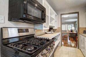 House, 3 Bedrooms | Private kitchen