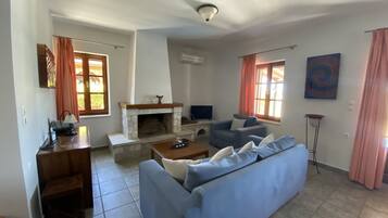 Vila | Ruang keluarga | Televisi 30-inci dengan saluran TV digital dan perapian