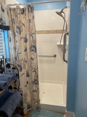 Shower, towels, soap, toilet paper - Cabin by the Bay (Rockport)