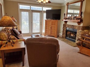 TV, fireplace - "Peterson's Tee-Time - Beautiful view, 3 bedroom, 2 bath, view of golf course (Maggie Valley)