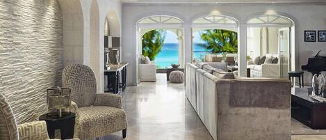 TV, DVD-spiller, bøker og stereoanlegg