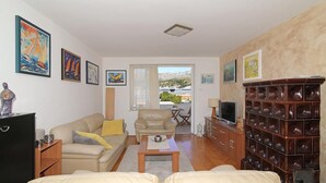 아파트 (Two Bedroom Apartment with Balcony) | 거실 | 평면 TV