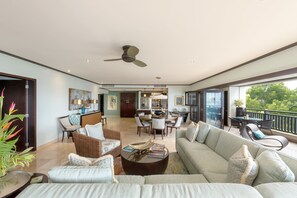 Televisión, reproductor de DVD, libros y estéreo