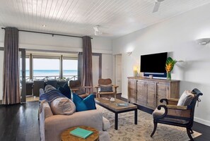 Télévision, lecteur de DVD, livres, chaîne hi-fi