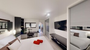 4 makuuhuonetta, silitysrauta/-lauta, ilmainen Wi-Fi, vuodevaatteet