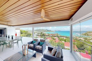 Fernseher, DVD-Player, Bücher, Stereoanlage