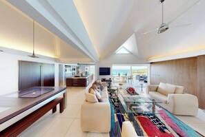 Fernseher, DVD-Player, Bücher, Stereoanlage