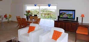 Fernseher, DVD-Player, Bücher, Stereoanlage