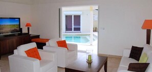 Televisión, reproductor de DVD, libros y estéreo 