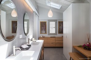 Regadera, secadora de cabello, toallas 