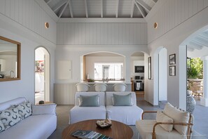 Fernseher, DVD-Player, Bücher, Stereoanlage