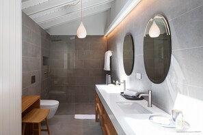 Douche, sèche-cheveux, serviettes fournies