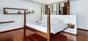 5 bedrooms, iron/ironing board, free WiFi, bed sheets