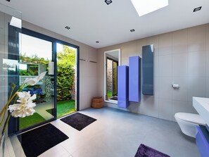 Shower, hair dryer, towels