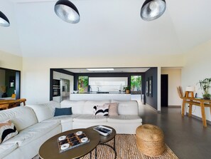 Fernseher, DVD-Player, Bücher, Stereoanlage