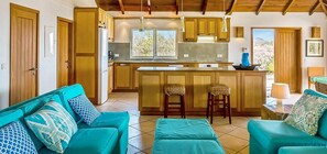 Fernseher, DVD-Player, Bücher, Stereoanlage