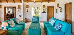 Fernseher, DVD-Player, Bücher, Stereoanlage