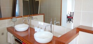 Chuveiro, secador de cabelo, toalhas de banho 