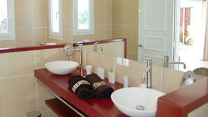 Shower, hair dryer, towels - Villa Cactus  | Ocean View - Located in  Fabulous Colombier with Private Pool (Saint Barthélemy)