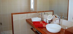 Shower, hair dryer, towels - Villa Cactus  | Ocean View - Located in  Fabulous Colombier with Private Pool (Saint Barthélemy)
