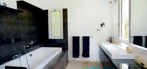 Badewanne, Haartrockner, Handtücher