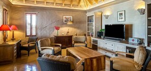 Fernseher, DVD-Player, Bücher, Stereoanlage