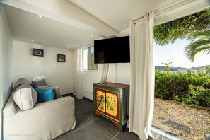 TV, DVD player, books, stereo