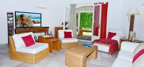 Fernseher, DVD-Player, Bücher, Stereoanlage