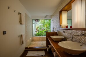 Ducha, secador de pelo, toallas