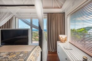 6 bedrooms, iron/ironing board, free WiFi, bed sheets