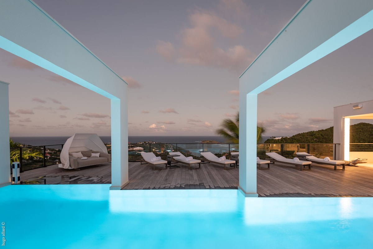 Villa Eclipse with panoramic deck and infinity pool in St. Barts