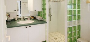 Ducha, secador de pelo, toallas